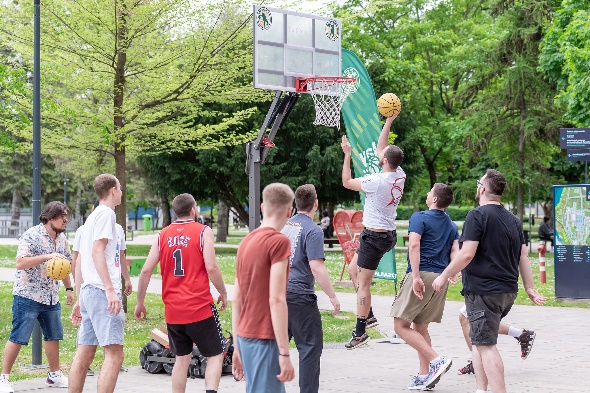 From basketball and American football to yoga and e-sports, the visitors had the chance to try everything. 